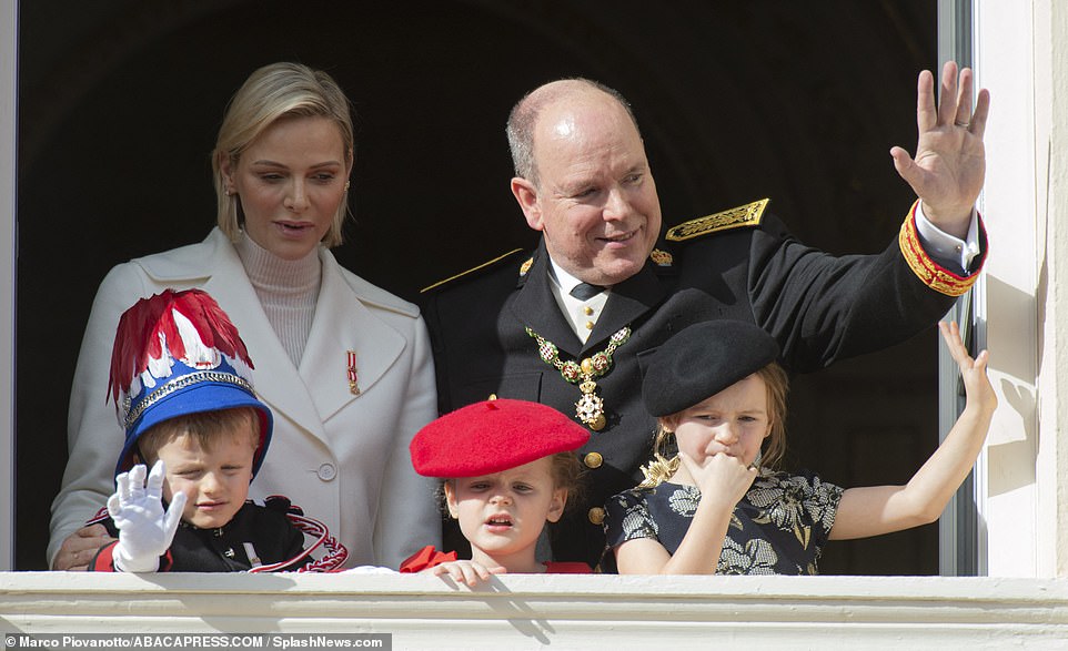 أمير موناكو وزوجته وأطفاله يحيون الجمهور
