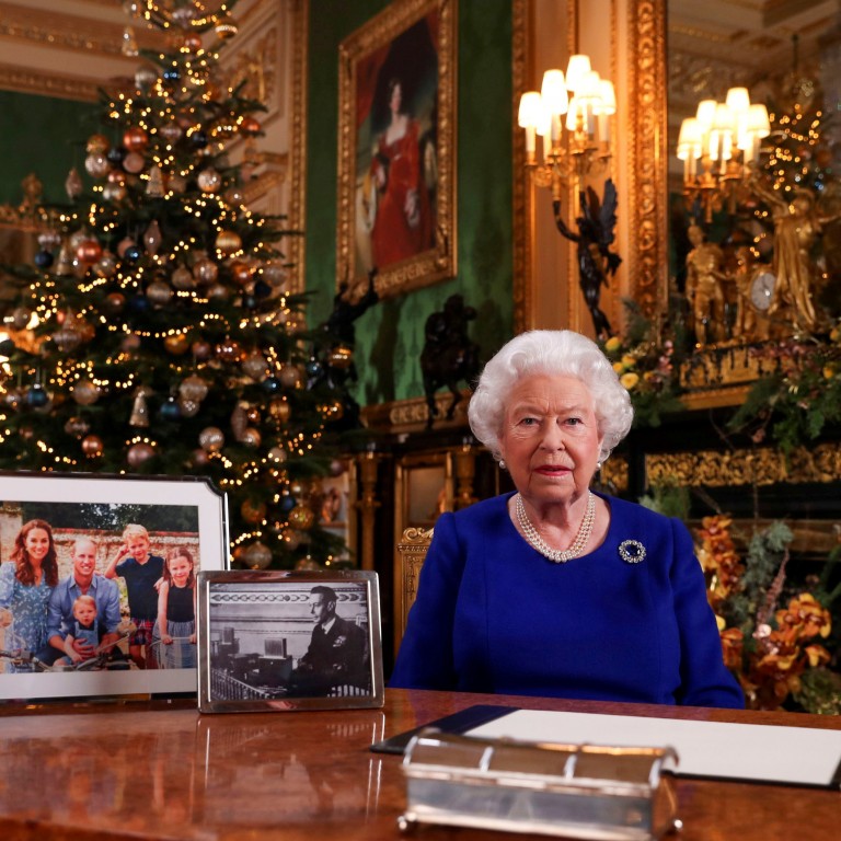 أجمل بروشات الملكة إليزابيث في رسائل عيد الميلاد ‏على مر السنين