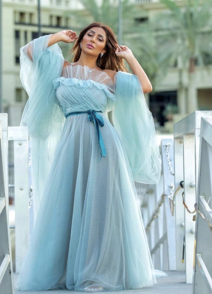  هدى حمدان في فستان سهرة باللون الأزرق