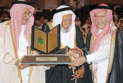 عبد الله بن خميس حصد العديد من الجوائز 