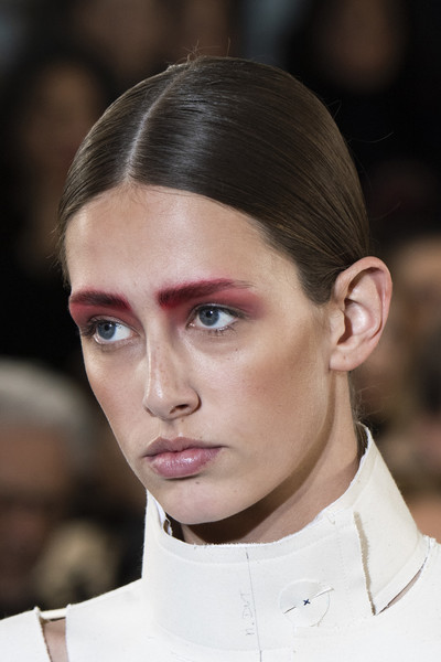 مكياج عيون أحمر يصل الى الحواجب من اسبوع الموضة الباريسي من Maison Rabih Kayrouz