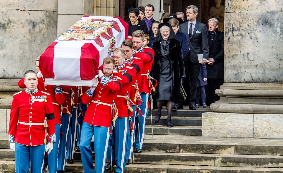 العائلة المالكة شاركت في جنازة الأمير هنريك