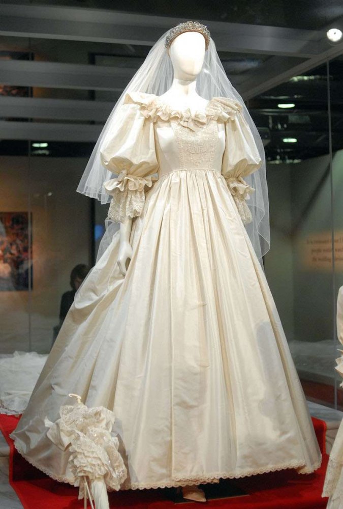  فستان زفاف الأميرة ديانا ضم 10 آلاف حبة لؤلؤ