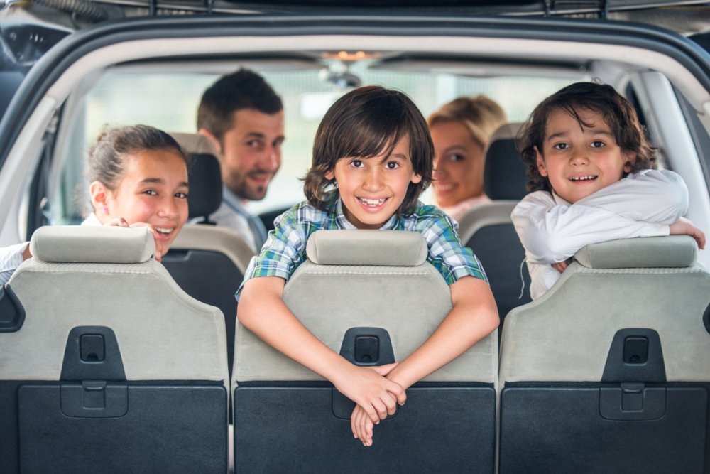 قومي بتدريب أطفالك الصغار على آداب وطرق التعامل أثناء التواجد في السيارة