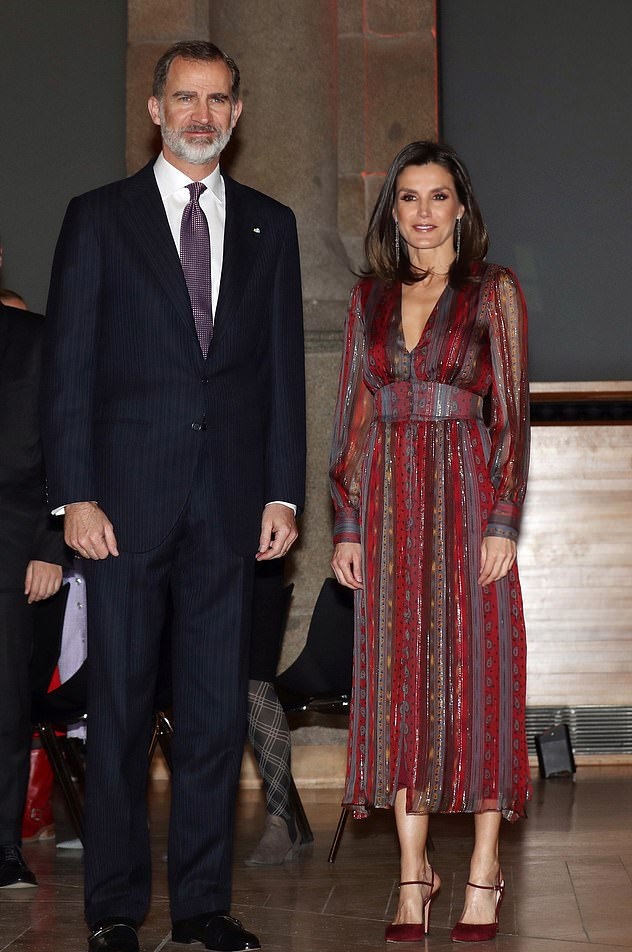 فستان مقلم وواسع في إطلالة ليتيزيا ملكة إسبانيا