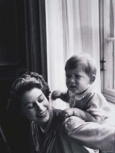 الملكة إليزابيث الثانية تحمل الأمير تشارلز على ظهرها لتداعبه