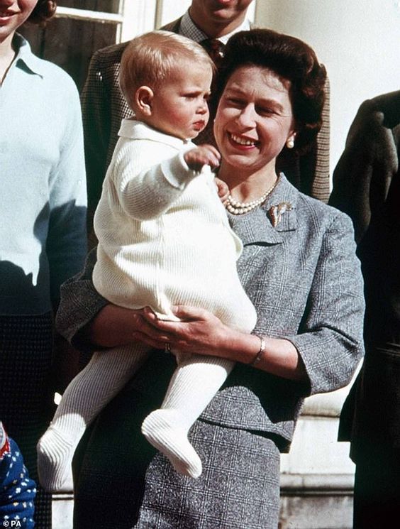 الملكة إليزابيث تحمل ابنها الأصغر الأمير إدوارد في إحدى مباريات البولو