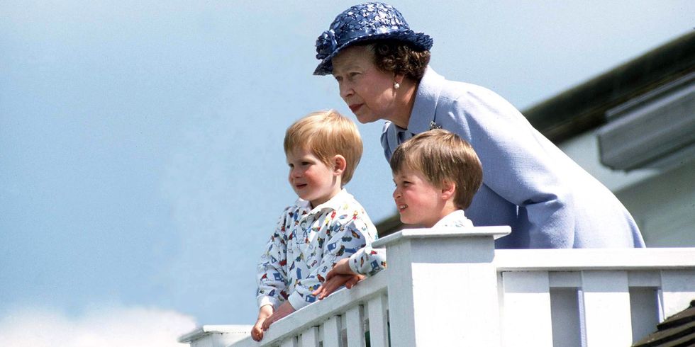الملكة إليزابيث الثانية مع احفادها الأمير ويليا والأمير هاري