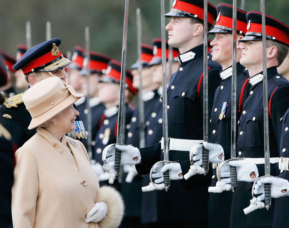 في لقطة طريفة نرى الملكة تبتسم عند رؤية حفيدها بالزي العسكري