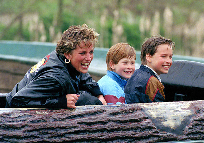 الأميرة ديانا في إحدى اللقطات وهي تلعب مع ابنيها الأمير ويليام والأمير هاري