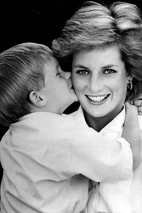 الأمير هاري يقبل والدته الأميرة ديانا