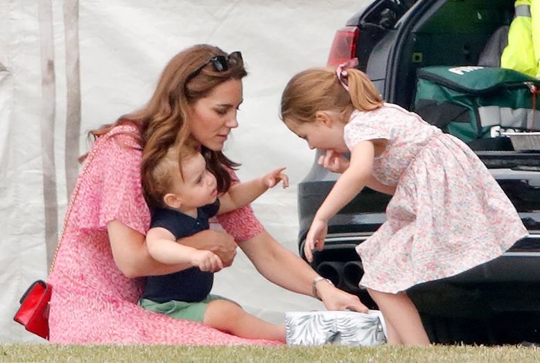 كيت ميدلتون مع أطفالها الأميرة شارلوت والأمير لويس