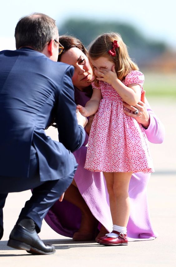 كيت ميدلتون تحاول تهدئه ابنتها الأميرة شارلوت بعد نوبة بكاء