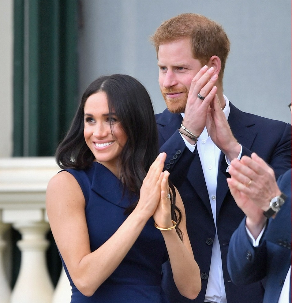 مطالبة الأمير هاري وميغان ماركل بتقديم الطفل الملكي للجمهور