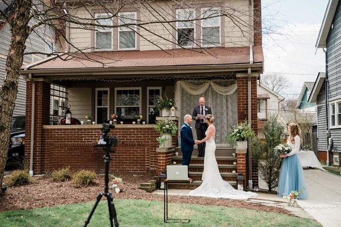 حفل زفاف أمام مدخل المنزل بسبب كورونا - أخ العريس مشرفا على إجراء مراسيم عقد القران