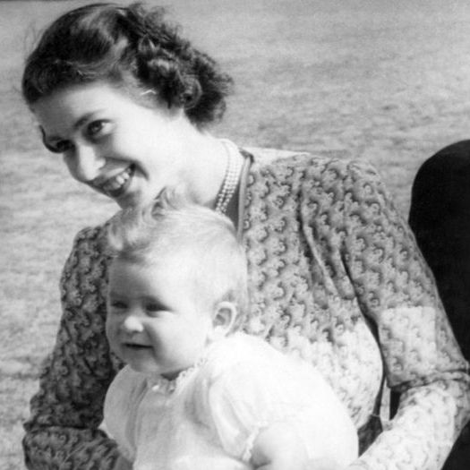 الملكة إليزابيث الثانية وابنها الأمير تشارلز