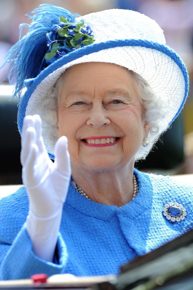  ملكة بريطانيا تتألق ببروش الأمير ألبرت