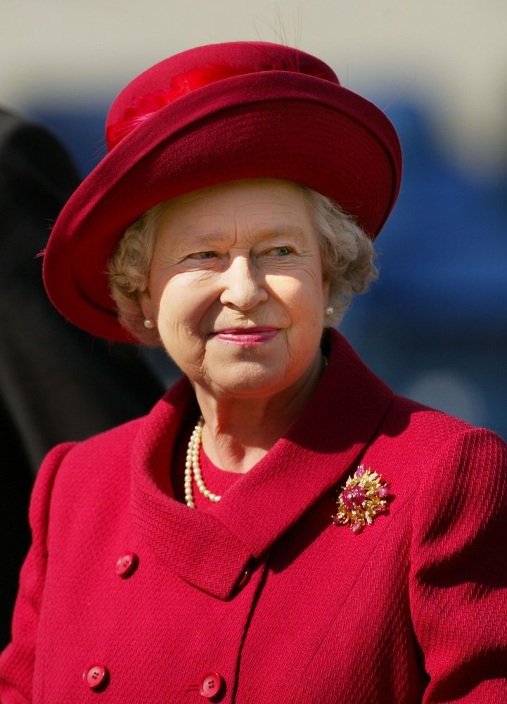 اطلالات الملكة اليزابيث الجمالية مع اكسسوارات القبعات الحمراء