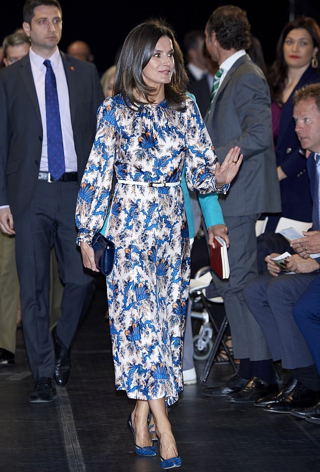 اختارت ليتيزيا ملكة إسبانيا الفستان الربيعي الذي يتعدى حدود الركبة مع الأقمشة المزخرفة والنقشات الملونة