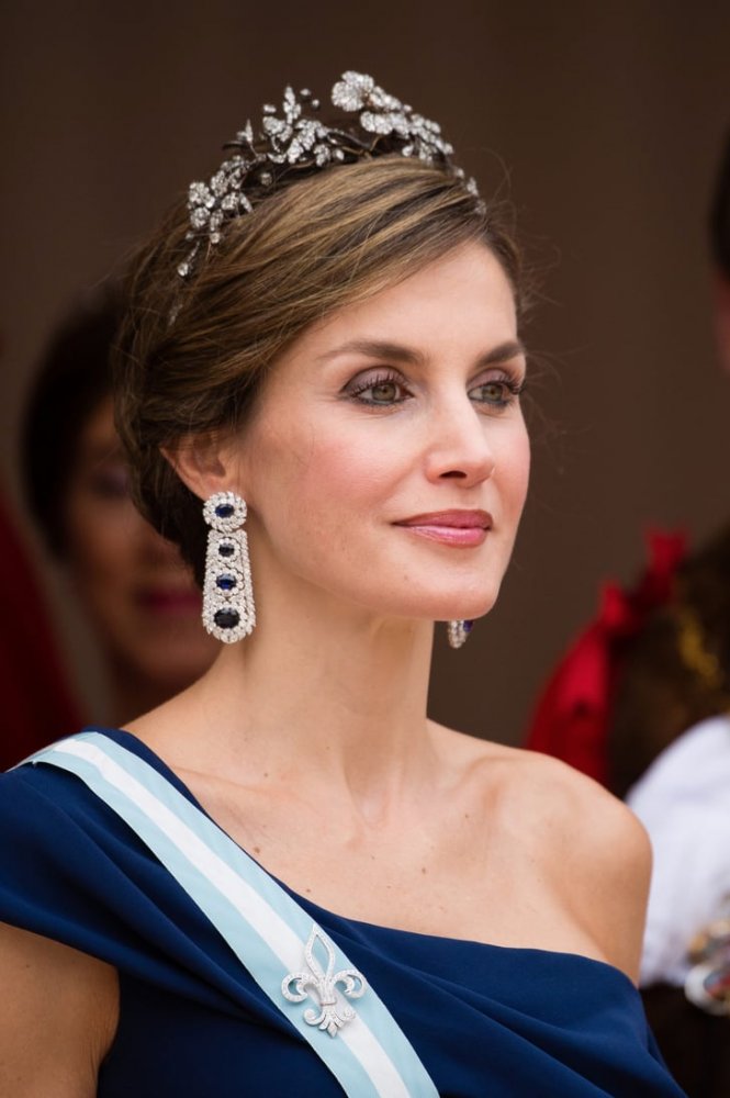  الملكة ليتيزيا ترتدي أقراط الياقوت الأزرق