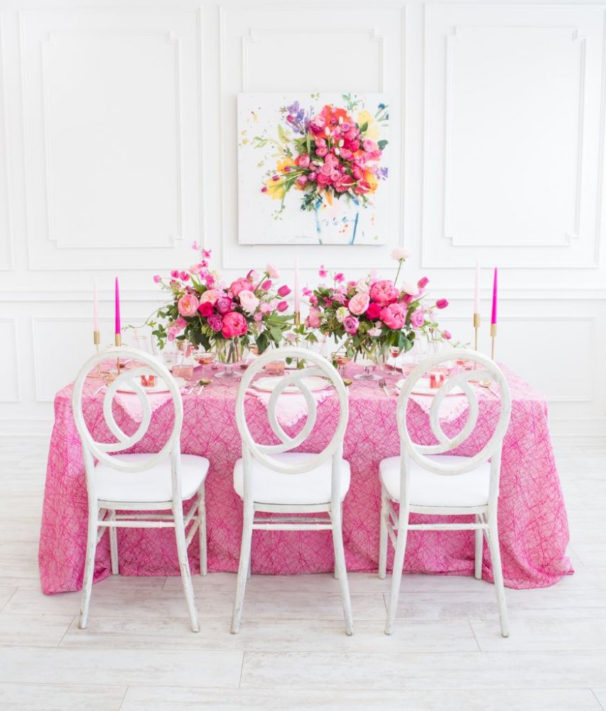 مائدة طعام احتفالية بألوان الزهر المشرقة
