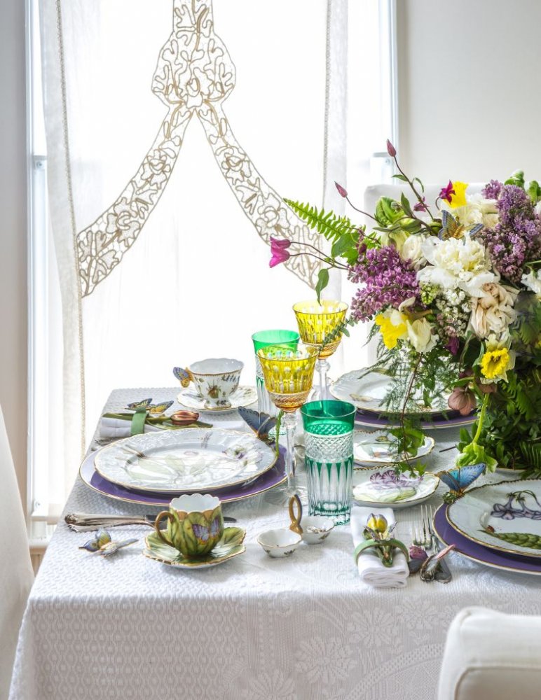 ديكور مائدة احتفالية بمناسبة العيد تعكس روح الطبيعة