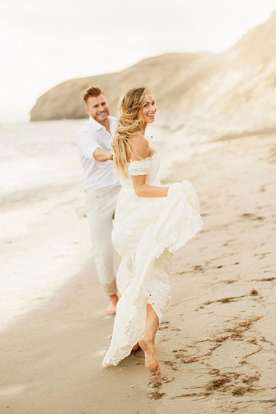صور رومانسية للعرسان على شاطئ البحر