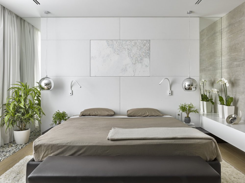 الأبيض مع الألوان الترابية في ديكورات غرفة نوم صغيرة تزينها أحواض النباتات