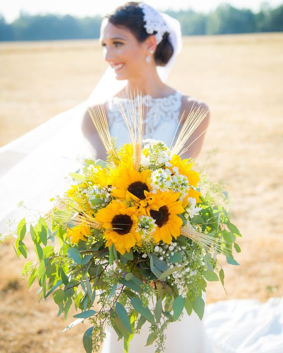 باقة زهور للعروس بدرجات لون أشعة الشمس تستخدم فيها زهور الشمس