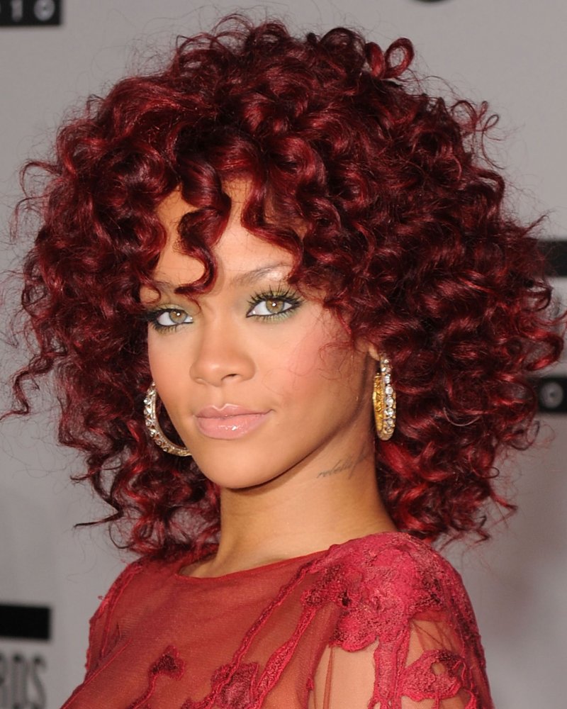الوان صبغات شعر اللون الاحمر بأسلوب Rihanna