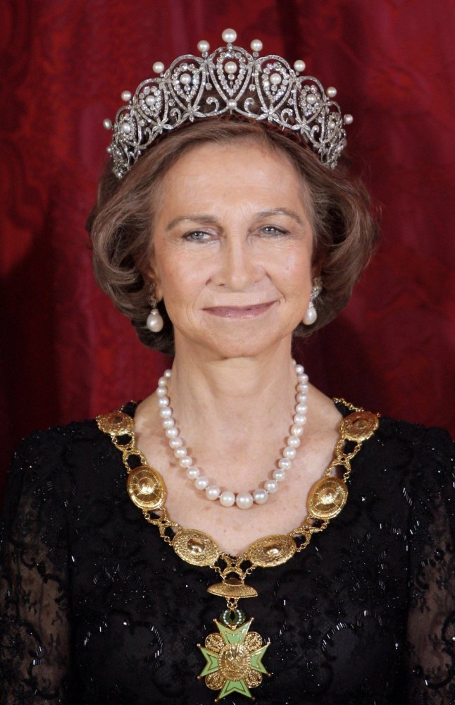 الملكة صوفيا تنسق مجوهرات اللؤلؤ مع تاج The Cartier Loop الأنيق
