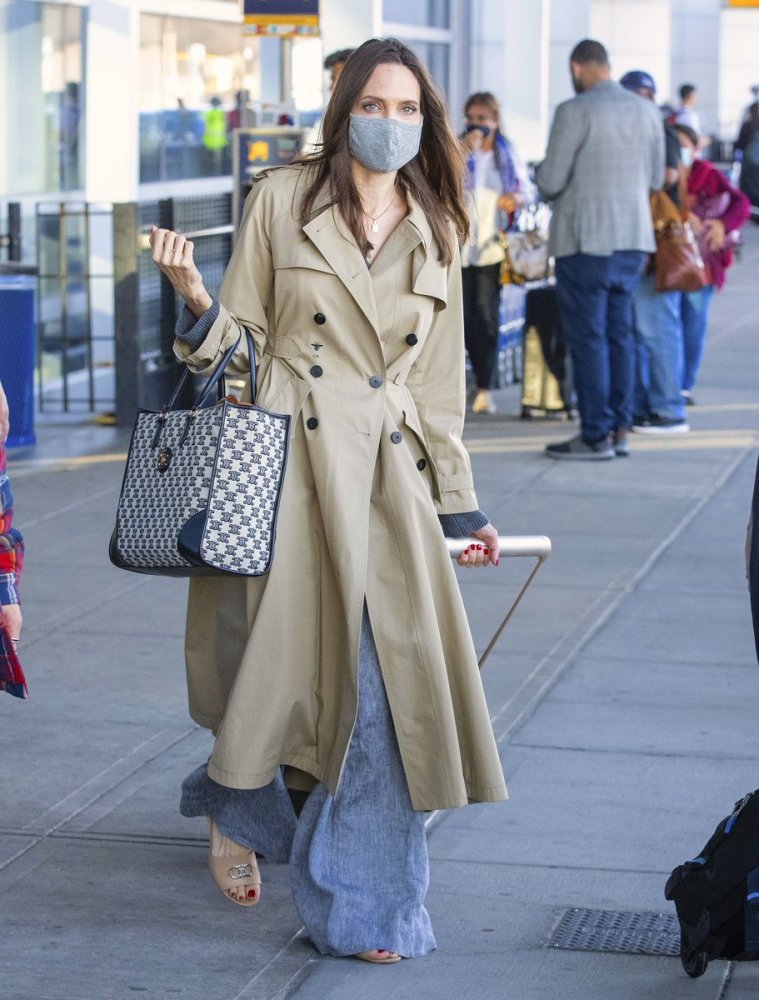 أجمل اطلالات انجلينا جولي بموضة الملابس الفضفاضة - موقع دايلي مايل