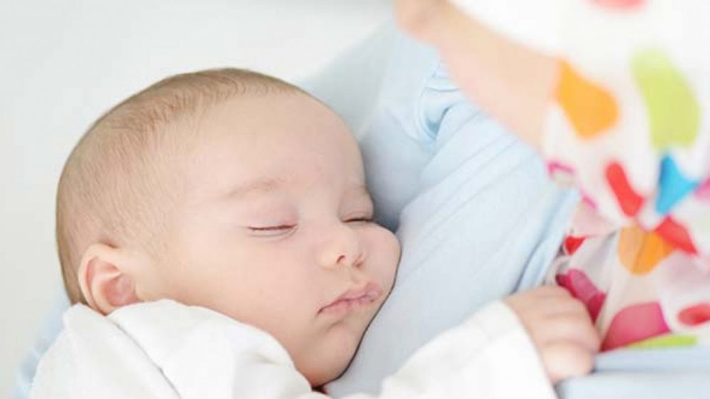 وضعية النوم الأمثل للطفل الرضيع أثناء إصابته بالزكام