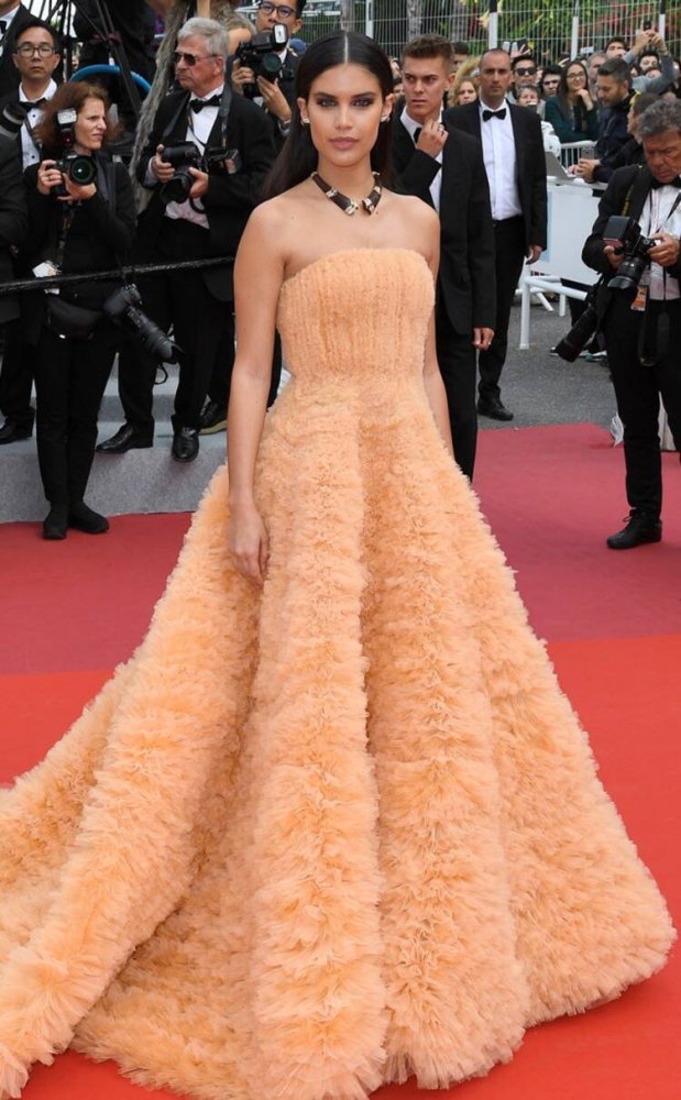 فستان فاخر باللون المرجاني مع طبقات الريش اختارته ‏Sara Sampaio‏ من دار ‏Georges ‎Hobeika