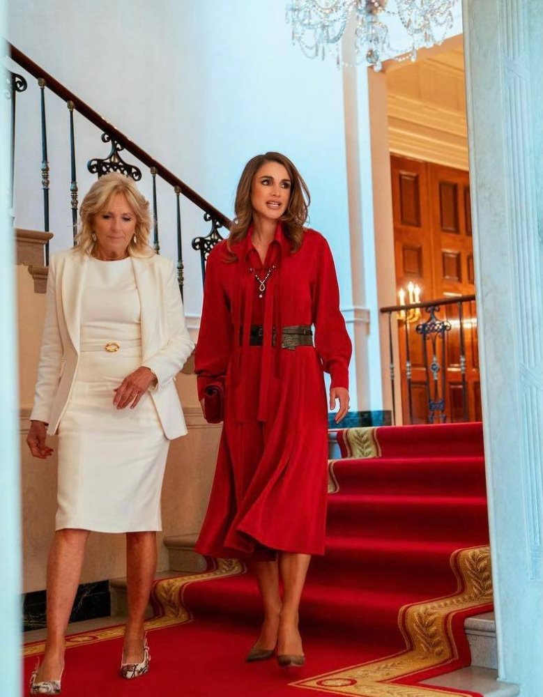اطلالات الملكة رانيا بالفستان الاحمر برفقة سيدة الولايات المتحدة جيل بايدن
