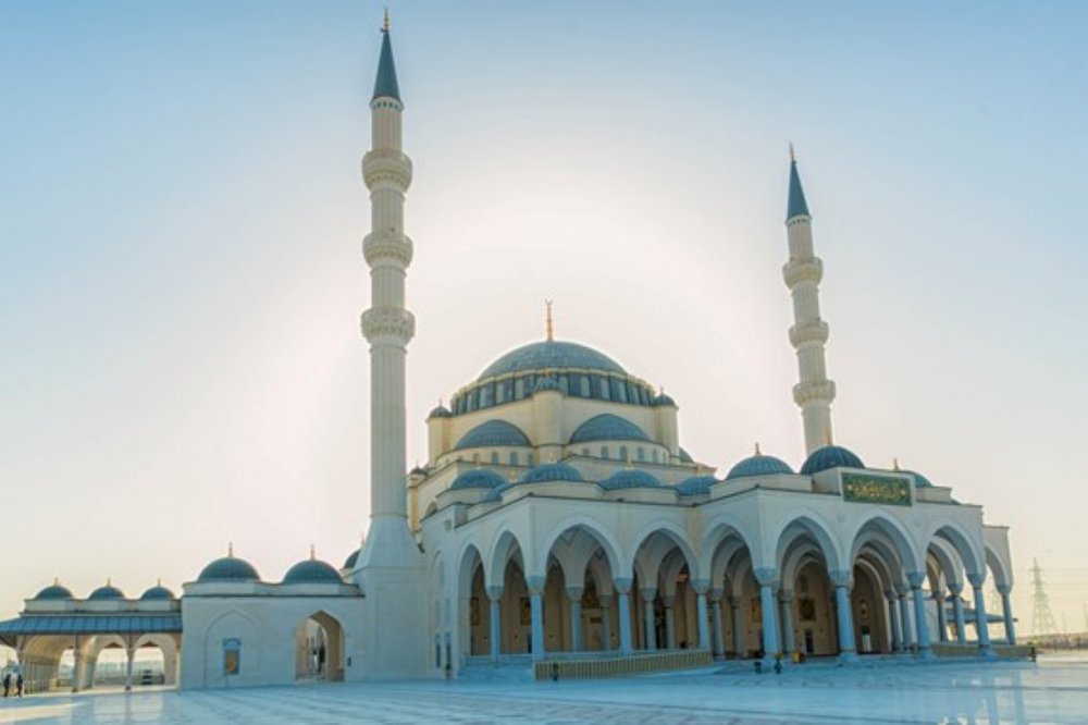 مسجد الشارقة.. منارة أصيلة ووجهة إسلامية ساحرة على أرض الإمارات - المصدر وكالة أنباء الإمارات