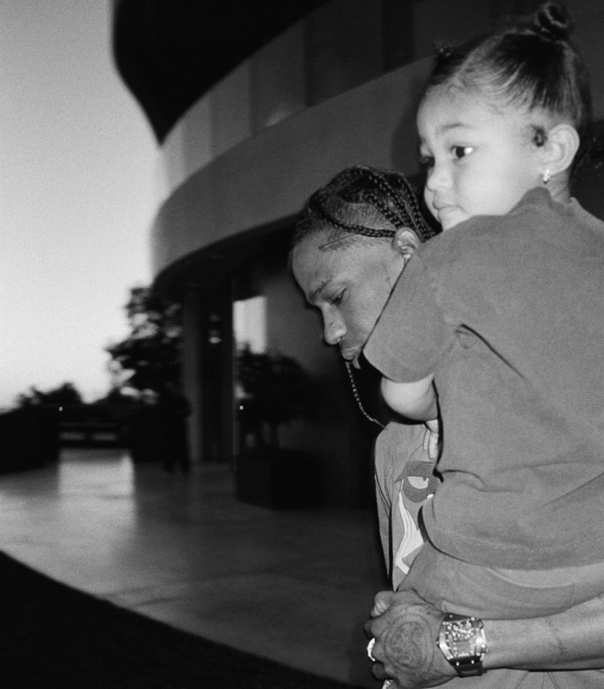 ترافيس سكوت مع ابنته ستورمي_ الصورة من حسابه الرسمي على إنستجرام