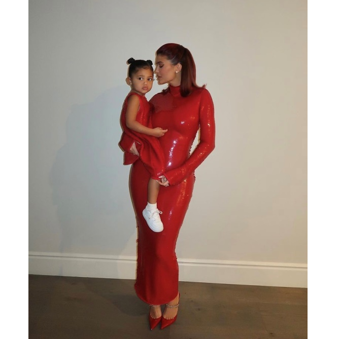 تألقت الأم وإبنتها بالفستان الأحمر المزيّن بالترتر