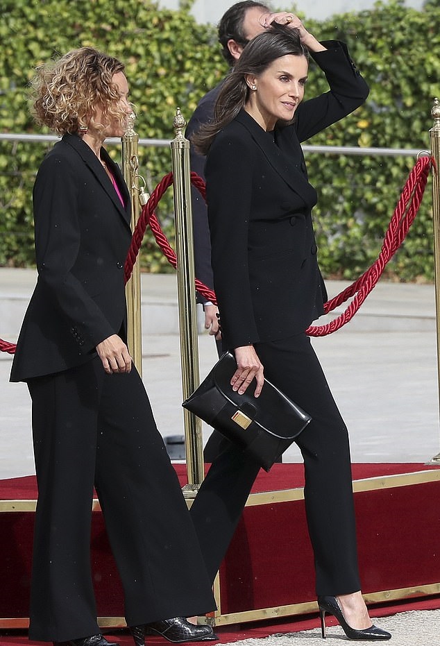  كيف بدت إطلالات ليتيزيا ملكة إسبانيا بموضة البدلة الرسمية