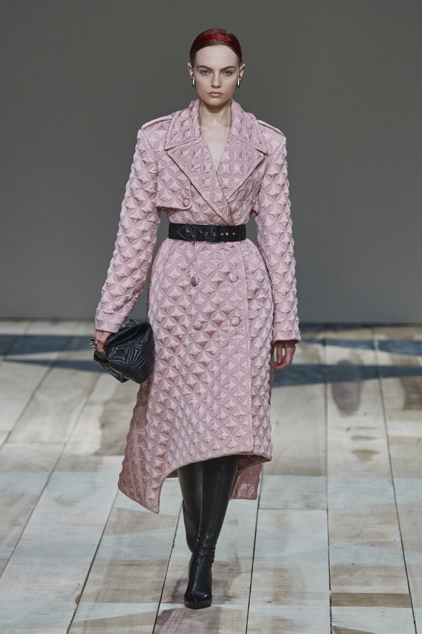  دار Alexander McQueen قدمت المعطف الزهري مع الحزام الأسود