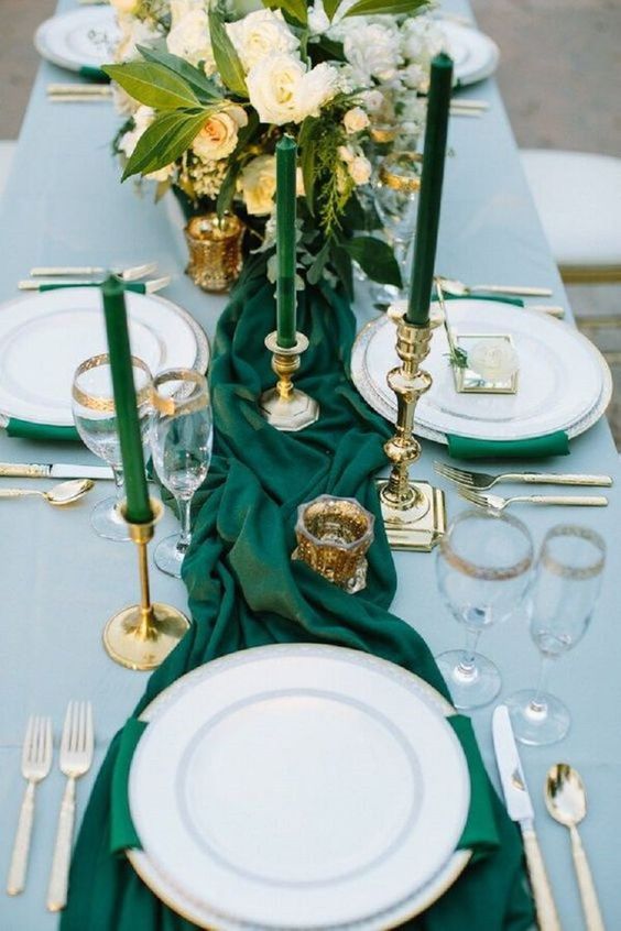 تنسيق طاولة الزفاف بثيم اللونين الذهبي و الاخضر