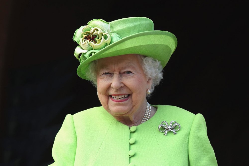 الملكة اليزابيث ترتدي بروش Queen Victoria's Bow Brooche