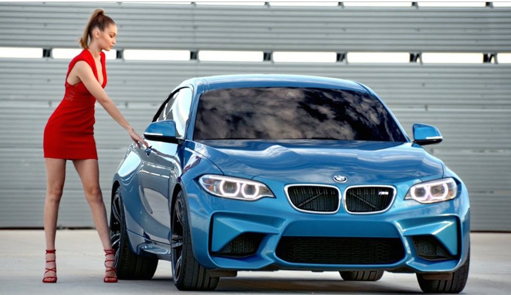  استقطب طراز "BMW M2" مؤخراً اهتمام عارضة الأزياء الشهيرة جيجي حديد