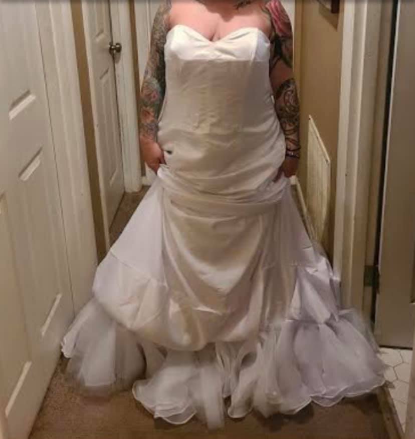  العروس استائت بعد أن ارتدت فستان الزفاف بالطريقة الخاطئة