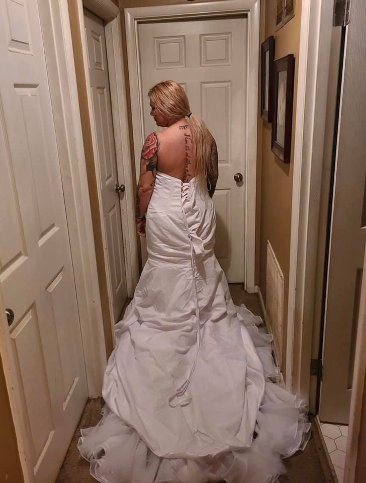  العروس و هي ترتدي فستان الزفاف بالطريقة الغلط