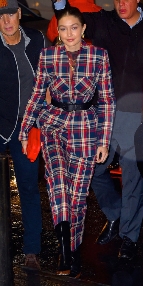 اطلالة راقية للجميلة Gigi Hadid بموضة البدلة العصرية والملفتة بمربعات الكارو النيلية والحمراء