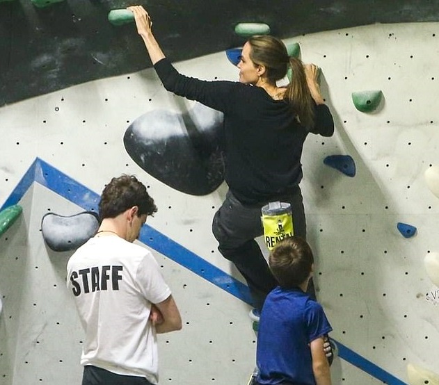 أنجلينا تستعرض مهارتها في التسلق