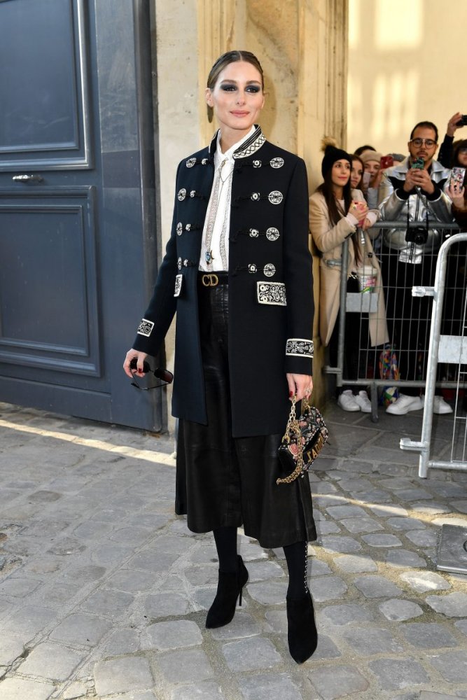 اوليفيا باليرمو تتألق في شوارع باريس بالبرمودا الجلدي مع المعطف الاسود
