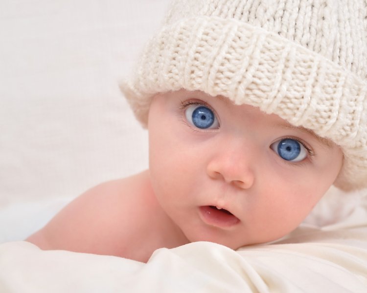 يتغير لون عيون المولود في الشهور الأولى من عمره