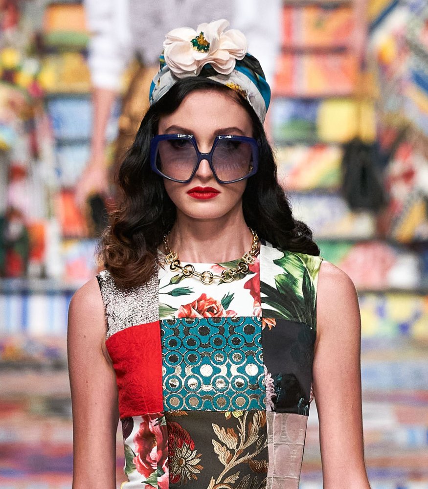 العدسات الكبيرة باللون الكحلي الجذاب بتصميم من Dolce & Gabbana